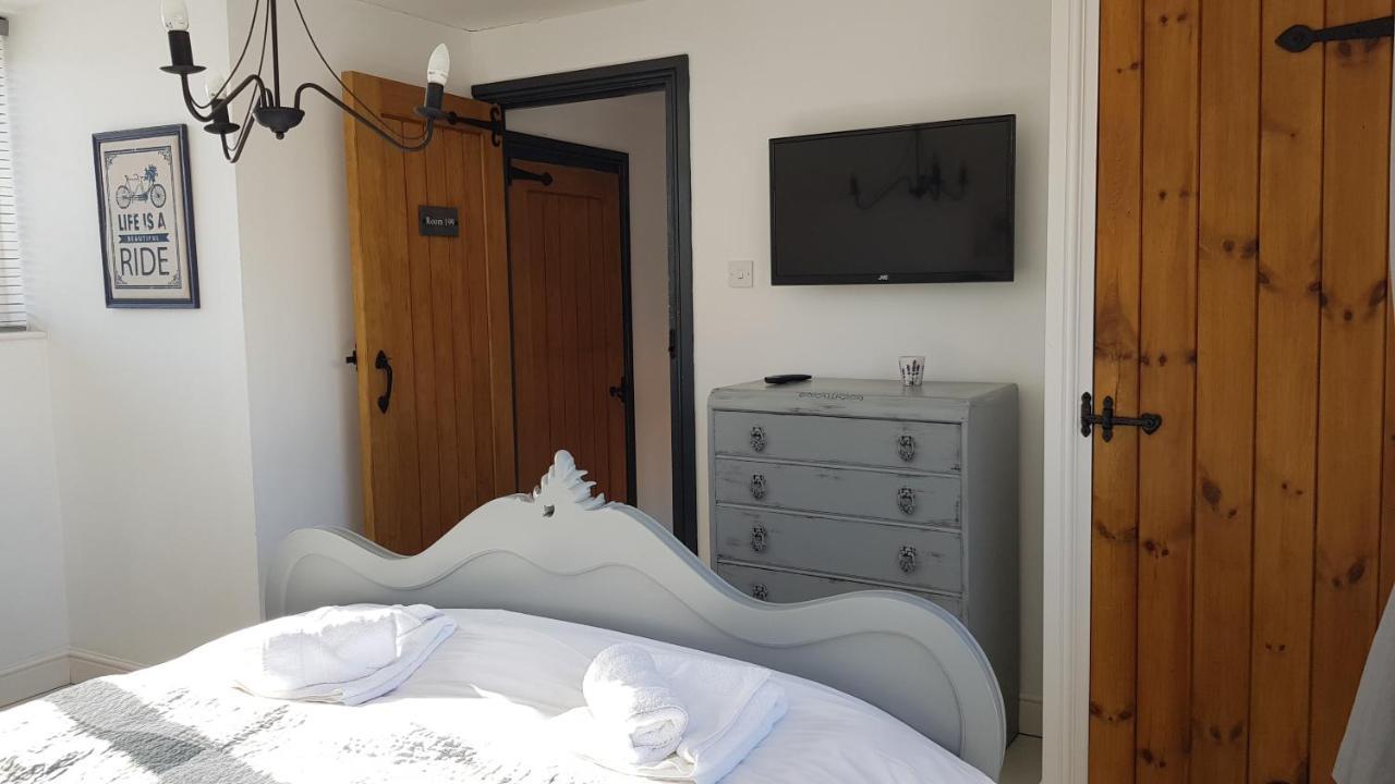The Hideaway Villa Уитби Екстериор снимка