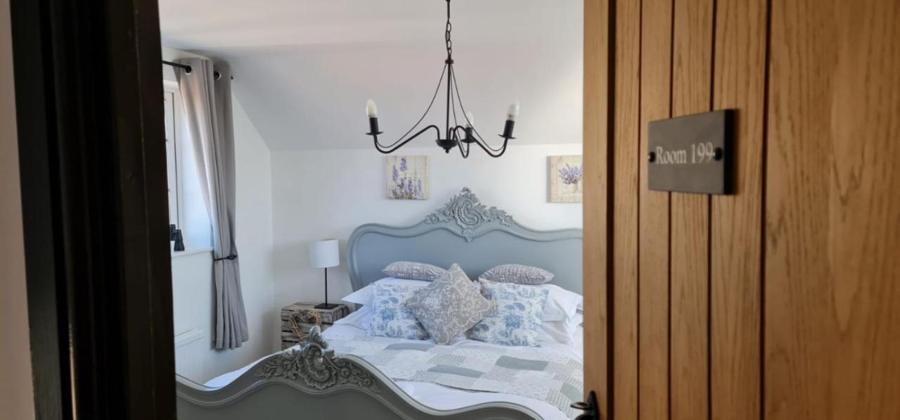 The Hideaway Villa Уитби Екстериор снимка